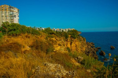 Türkiye 'nin Antalya kentindeki modern binalar güneşli bir yaz gününde. Antalya, Türkiye 'nin Türk Rivierası üzerindeki en büyük uluslararası deniz tatil beldesi.