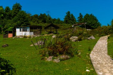 OKATSE CANYON, IMERETİ, GEORGIA: Güneşli bir yaz gününde Okatse Kanyonu 'na giden güzel manzaralı bir yol. Gürcistan dağlarındaki modern turizm ve eğlence merkezi.