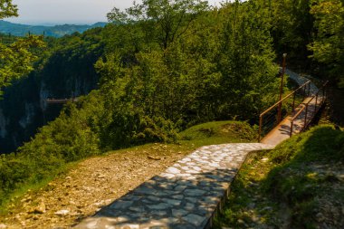 OKATSE CANYON, IMERETİ, GEORGIA: Güneşli bir yaz gününde Okatse Kanyonu 'na giden güzel manzaralı bir yol. Gürcistan dağlarındaki modern turizm ve eğlence merkezi.