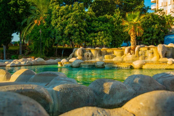 Antalya Turquía Paisaje Con Vistas Hermoso Parque Con Una Fuente — Foto de Stock