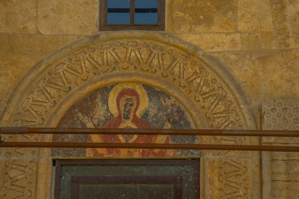 Kutaisi Georgia Imereti 在Gelati修道院最神圣的神像诞生教堂的壁画前与壁画在一起 教科文组织世界遗产场址 — 图库照片
