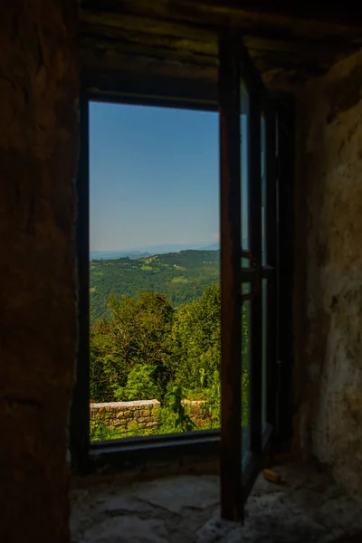 Kutaisi Georgia Imereti 晴れた夏の日にゲラティ修道院の丘や山の景色を望む美しい風景 — ストック写真