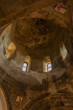 KUTAISI, GEORGIA, IMERETI: Gelati manastırındaki çan kulesinde fresklerle iç içe. UNESCO Dünya Mirası Alanı.