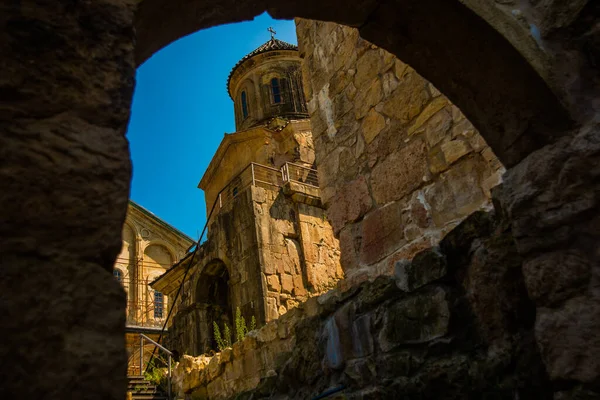 Kutaisi Georgia Imereti 晴れた夏の日にゲラティの正教会の修道院で古い石の鐘楼を表示します ユネスコによって保護されています — ストック写真