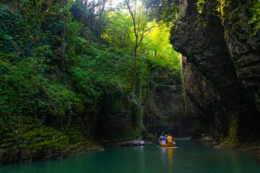 Dağ nehri manzaralı güzel doğal kanyon, kristal mavi su ve Kutaisi yakınlarında tekne gezisi.
