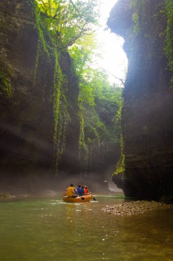 Dağ nehri manzaralı güzel doğal kanyon, kristal mavi su ve Kutaisi yakınlarında tekne gezisi.