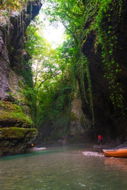Dağ nehri manzaralı güzel doğal kanyon, kristal mavi su ve Kutaisi yakınlarında tekne gezisi.