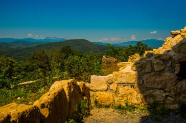 KUTAISI, GEORGIA, IMERETI: Güneşli bir yaz gününde Gelati 'nin eski manastırındaki kalıntılar. UNESCO tarafından korunuyor..