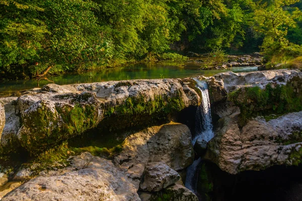 Martvili Canyon Γεωργια Τοπίο Θέα Έναν Όμορφο Καταρράκτη Στο Φαράγγι — Φωτογραφία Αρχείου