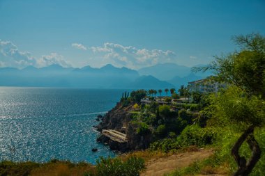 Türkiye 'nin Antalya kentindeki kayalıklarda güneşli bir yaz gününde küçük bir plaj manzarası. Antalya, Türkiye 'nin Türk Rivierası üzerindeki en büyük uluslararası deniz tatil beldesi.