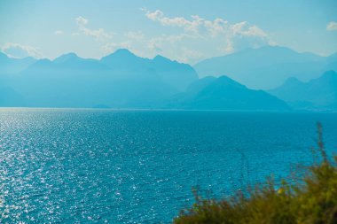 Antalya 'da güneşli bir yaz gününde deniz ve dağ manzaralı cennet manzarası. Antalya, Türkiye 'nin Türk Rivierası üzerindeki en büyük uluslararası deniz tatil beldesi.