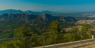 Güneşli bir yaz gününde Tunektepe Dağı 'ndaki Cable Car' ın tepesindeki dağ manzaralı bir manzara. Üst istasyon 605 metre yükseklikte inşa edilmiştir..