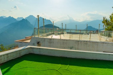 Güneşli bir yaz gününde Tyunektepe Dağı 'nda kablolu bir araba. Yukarıda gözlem güverteleri var. Üst istasyon 605 metre yükseklikte inşa edilmiştir..