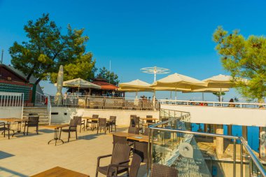 Güneşli bir yaz gününde Tyunektepe Dağı 'ndaki Cable Car' ın tepesindeki kafe..