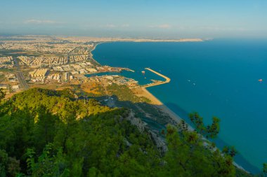 Güneşli bir yaz gününde Antalya şehrinin havadan görünüşü.
