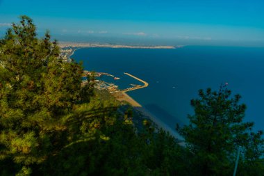 Güneşli bir yaz gününde Antalya şehrinin havadan görünüşü.