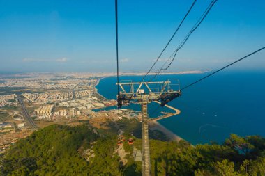 Güneşli bir yaz gününde Tunektepe Dağı 'na kablo kaldırma.