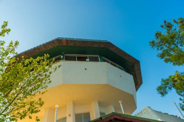 Güneşli bir yaz gününde Tyunektepe Dağı 'ndaki Cable Car' ın üst durağı. Yukarıda gözlem güverteleri var. Üst istasyon 605 metre yükseklikte inşa edilmiştir..