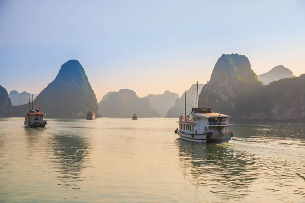 Sea and mountains — Stock Photo, Image