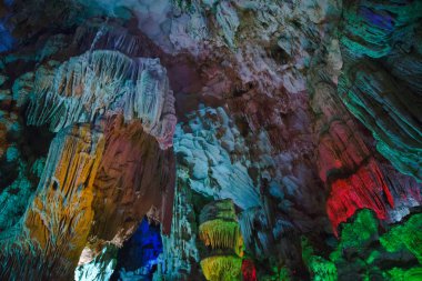 Vietnam çok renkli aydınlatma ile mağara içinde dağ.