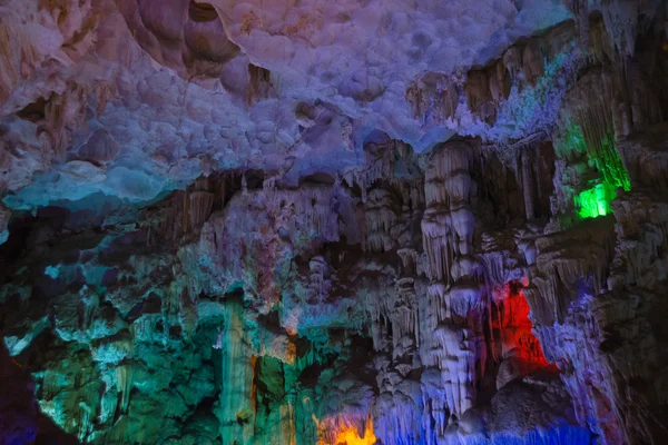 Montanha dentro da caverna com iluminação multicolorida no Vietnã . — Fotografia de Stock