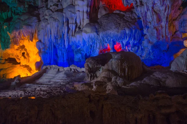 Mountain inside the cave with multicolored lighting in Vietnam. — Stock Photo, Image
