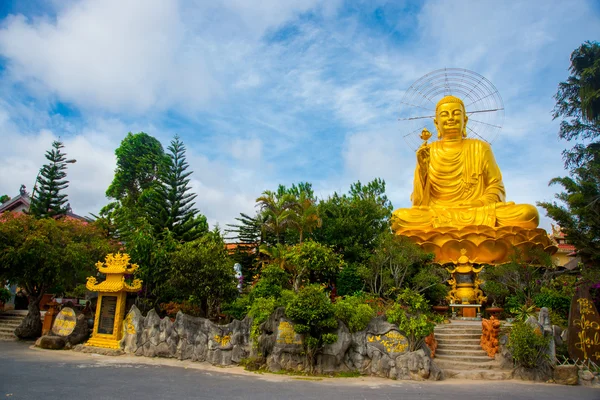 Monumento religioso ao Buda. Dourado . — Fotografia de Stock