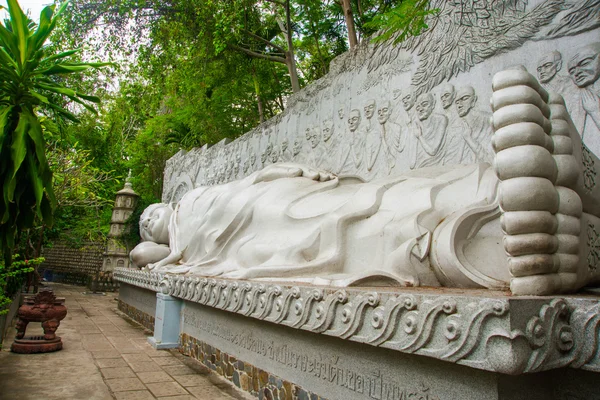 Monumento religioso ao Buda. Mentir . — Fotografia de Stock