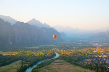 Gökyüzünde renkli bir balon.