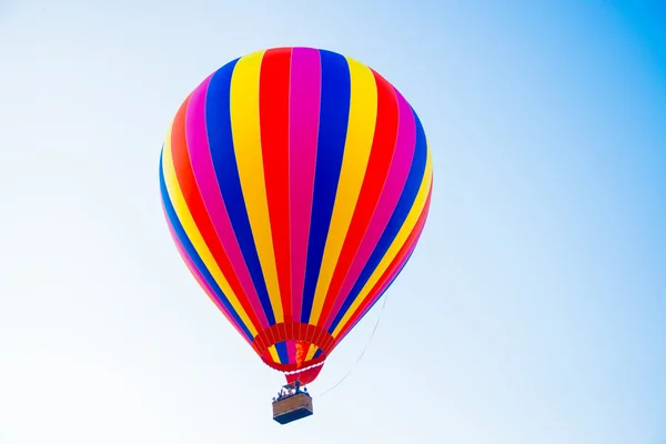 Gökyüzünde renkli bir balon. — Stok fotoğraf