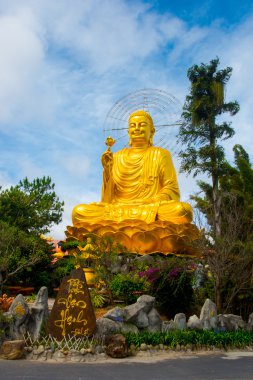 Dini anıt, oturmuş altın Buddha