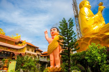 Dini anıt, oturmuş altın Buddha