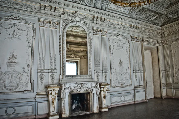 O antigo edifício.O interior do salão branco com estuque . — Fotografia de Stock