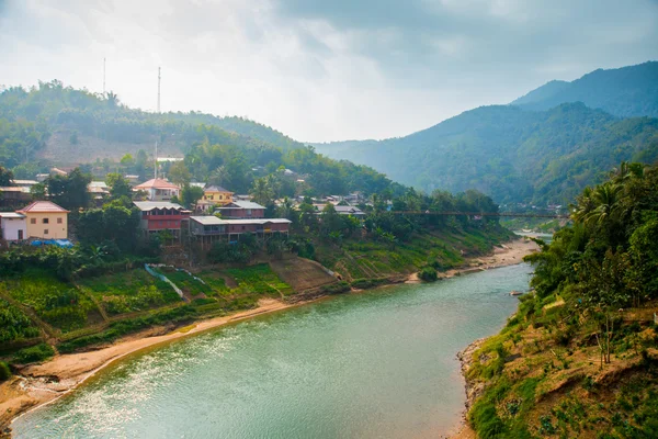 Mycket höga berg i Laos floden. — Stockfoto