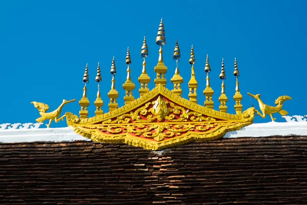 Das goldene Fragment der Dekoration des Tempels. — Stockfoto