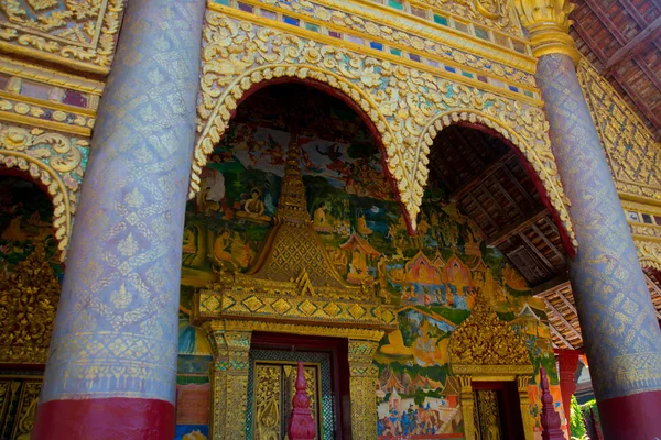 O fragmento Dourado de decoração do templo . — Fotografia de Stock