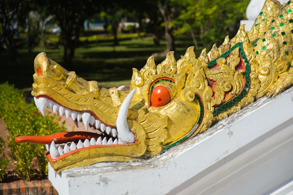 Золотий фрагмент прикраси храму, дракон — стокове фото