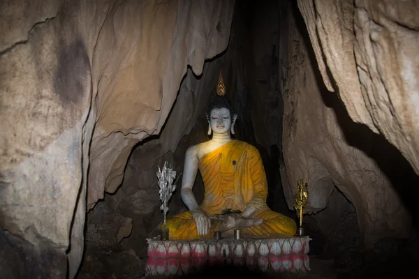 Статуя сидящего Будды . — стоковое фото