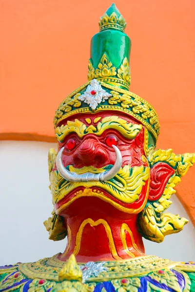 The sculpture is a formidable warrior at the temple. — Stock Photo, Image