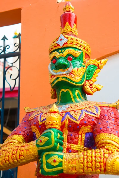 The sculpture is a formidable warrior at the temple. — Stock Photo, Image