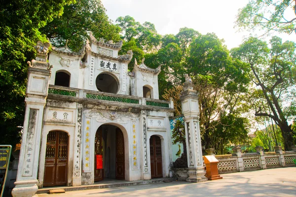Templo budista en Vietnam en la capital de Vietnam en Hanoi — Foto de Stock