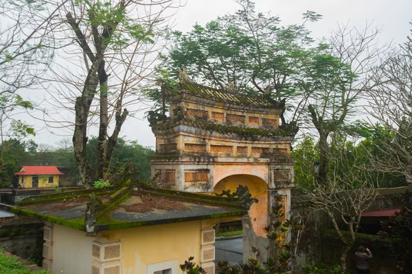 Древний город во Вьетнаме, крепость в городе в оттенке — стоковое фото