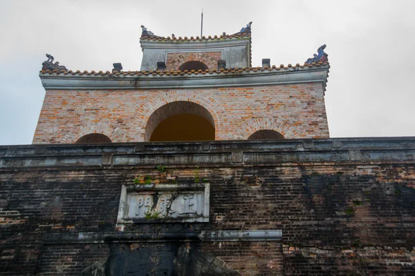 Porta velha com entrada arqueada — Fotografia de Stock