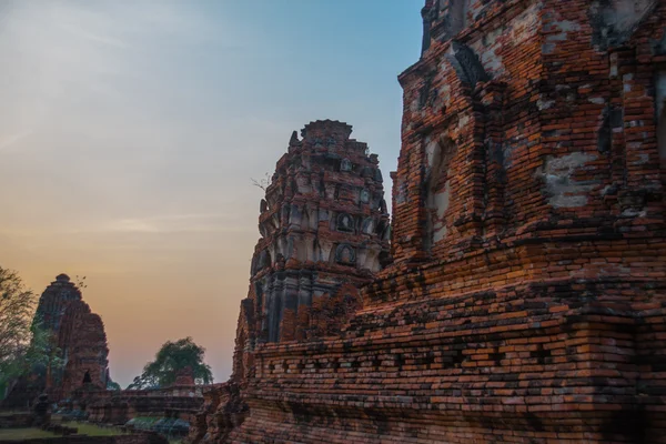 Starożytne budowle w mieście miasta Ayutthaya. Asia.Thailand. — Zdjęcie stockowe