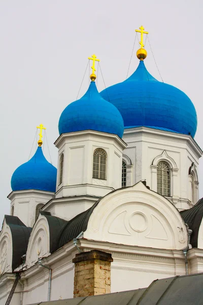 Winter.Beautiful Orthodox churches in Russia, with bright blue domes. — Stock Photo, Image