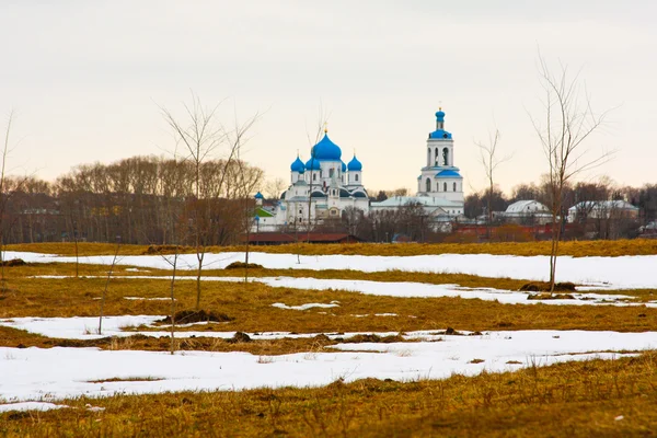 Малый храм на фоне зимнего пейзажа в России . — стоковое фото