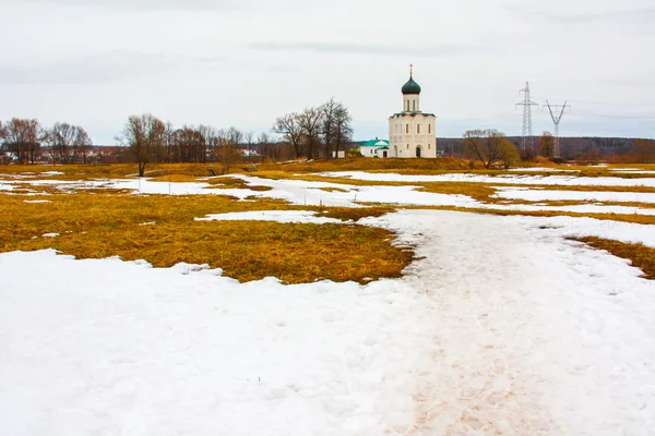 Litet tempel på bakgrunden av ett vinterlandskap i Ryssland. — Stockfoto