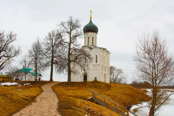 Kleine tempel op de achtergrond van een winterlandschap in Rusland. — Stockfoto