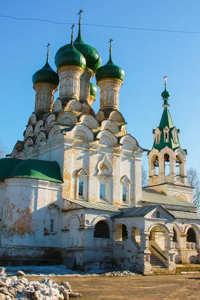 Kerk met groene koepels in Rusland. — Stockfoto
