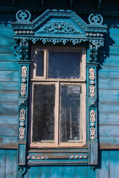 Holzhaus in Russland. ein Fragment der Dekoration. — Stockfoto